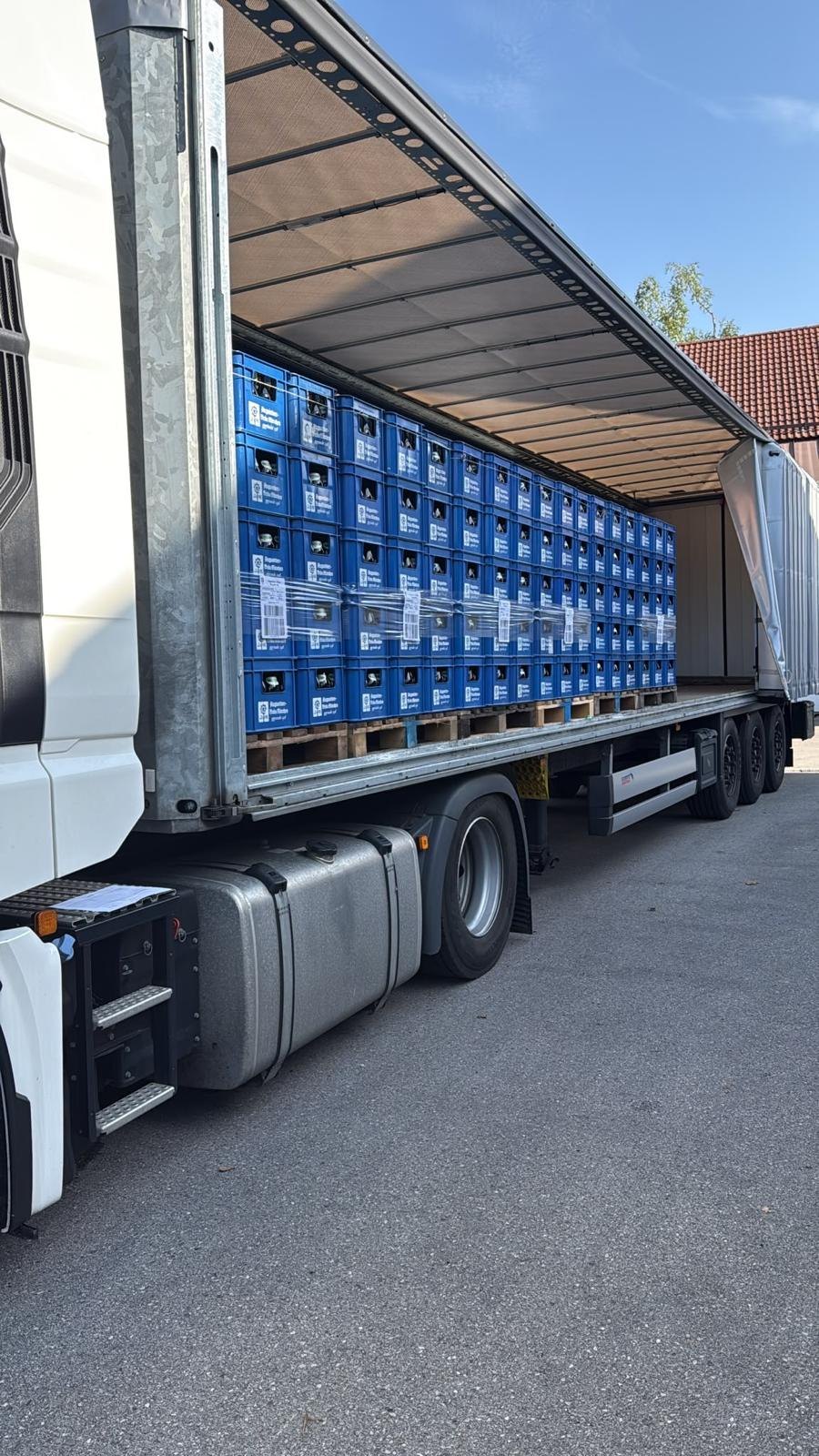Beladener Lkw mit Getränkekästen an der Rampe